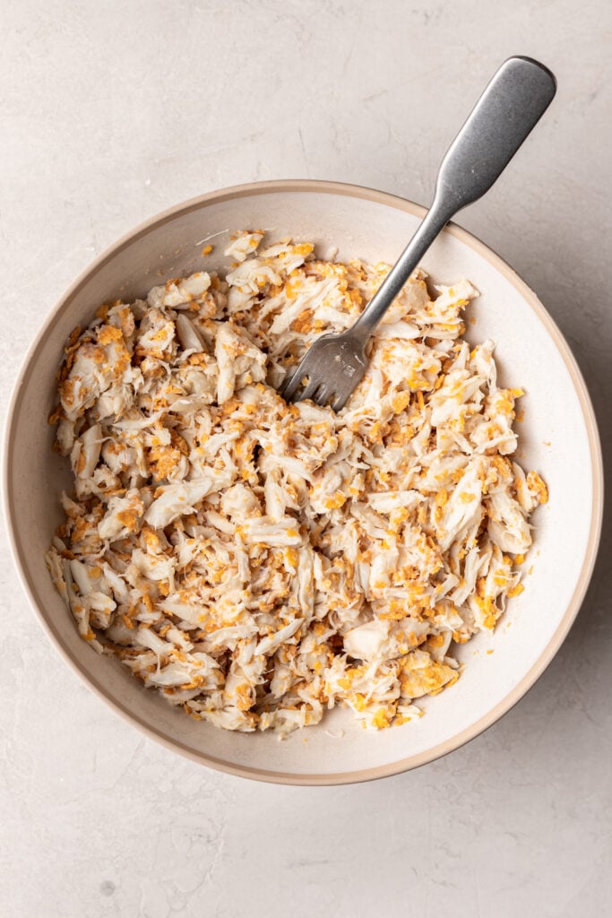 Bowl with fresh crab and corn flake crumbs