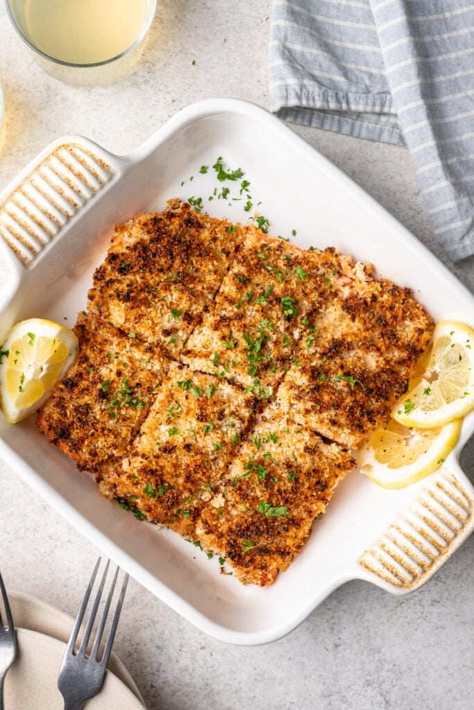 sliced salmon with panko, lemon slices and parsley