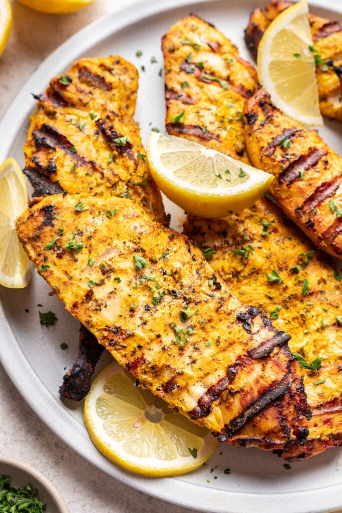 grilled chicken with lemon slices